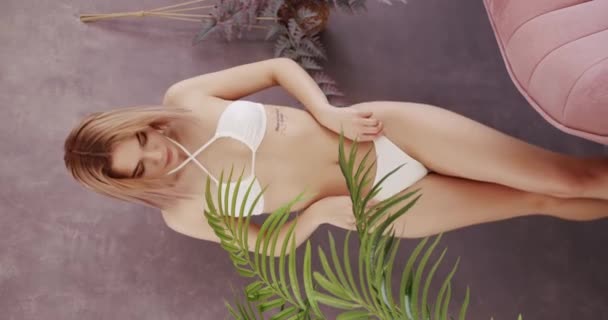 Sexy Junge Frau Weißen Badeanzug Posiert Hause Attraktive Frau Weißen — Stockvideo