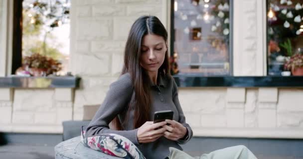 Felice Signorina Utilizzando Smartphone Sorridente Strada Caffè Giovane Donna Positiva — Video Stock