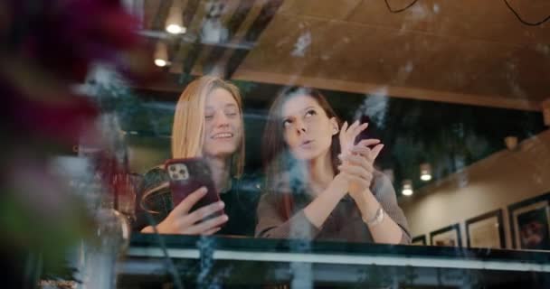 Vrolijke Vriendinnen Kletsen Een Café Handheld Schot Van Jonge Vrouw — Stockvideo