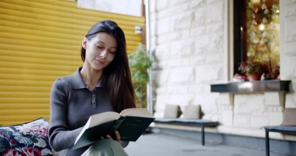 Молода Брюнетка Читає Книжку Вулиці Ручний Знімок Молодої Жінки Довгим — стокове відео