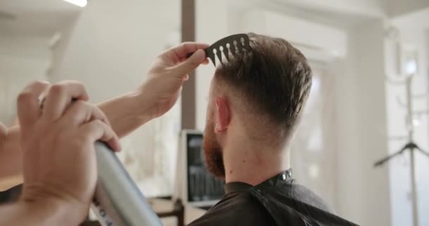 Maschio Attraente Sta Ottenendo Taglio Capelli Moderno Negozio Barbiere Barbiere — Video Stock