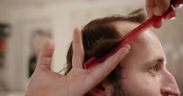 Obtendo Serviços Cabeleireiro Estilista Corte Cabelo Moderno Barbearia Atendimento Cliente — Vídeo de Stock