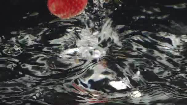 Stroberi Segar Dan Daun Mint Jatuh Dalam Air Seluruh Stroberi — Stok Video