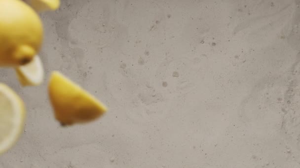 Beaucoup Citrons Entiers Avec Des Morceaux Coupés Mouche Citron Entrent — Video