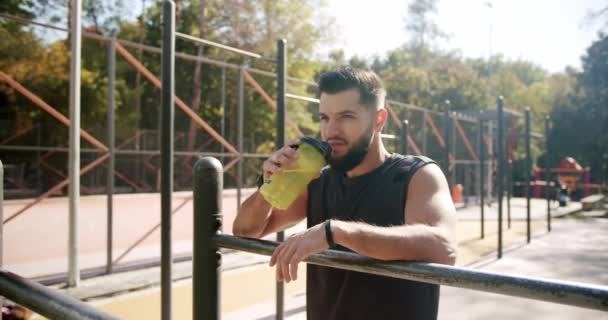 Hombre Atlético Bebiendo Agua Después Agotador Cardio Joven Aspirante Culturista — Vídeos de Stock