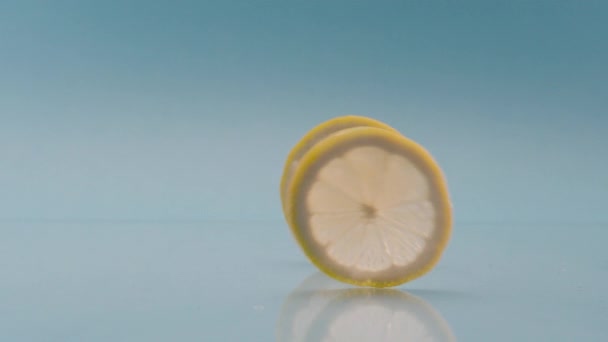 Frische Zitronenscheiben Wälzen Statische Aufnahmen Leuchtend Gelb Geschnittener Zitronenscheiben Rollen — Stockvideo