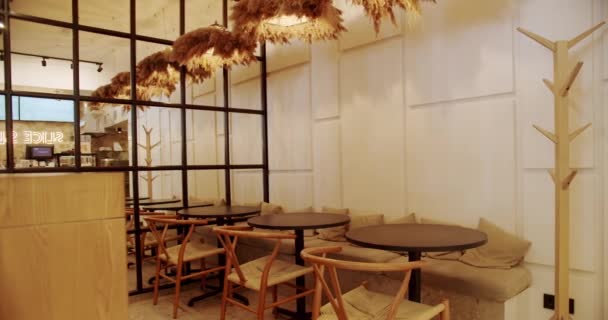 现代简约的咖啡店 有木制椅子和桌子 现代木制椅子和桌子 生态友好型咖啡 接待顾客的木制柜台 木制内部的现代餐馆咖啡馆 — 图库视频影像