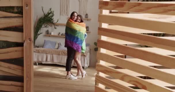 Paar Lgbt Und Lesbische Frauen Hause Umarmt Und Haltet Einander — Stockvideo