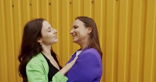 소수자 여성들은 야외에서 배경으로 말하고 친구를 껴안고 키스하는 사랑을 나누고 — 비디오