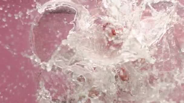 Mela Caduta Acqua Limpida Dall Alto Colpo Statico Rallentatore Acqua — Video Stock