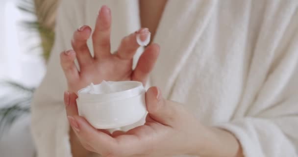 Esparcir Crema Hidratante Aplicada Para Las Manos Para Que Empape — Vídeo de stock