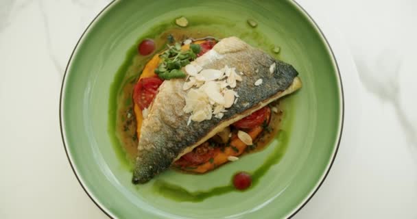 Drobno Zdobiony Kawałek Smażonej Białej Ryby Puree Ziemniaczanym Warzywami Obracać — Wideo stockowe
