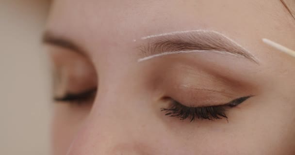 眉の形状を構築する 天然Hennaの色合い手順 美容室 閉めろ 眉の形をしています 入れ墨の準備 永久的な眉メイクを作成します — ストック動画