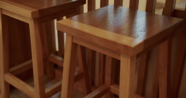 把木椅关上 生态友好型咖啡 空荡荡的餐桌和椅子 在阳光灿烂的日子里 有木制椅子和没有人的桌子的现代简约咖啡馆 咖啡店里的现代木制家具 — 图库视频影像