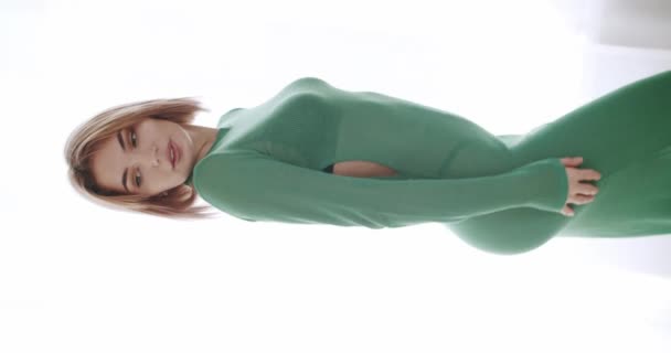 Σέξι Νεαρή Γυναίκα Πράσινο Διάφανο Φόρεμα Που Ποζάρει Στο Σπίτι — Αρχείο Βίντεο