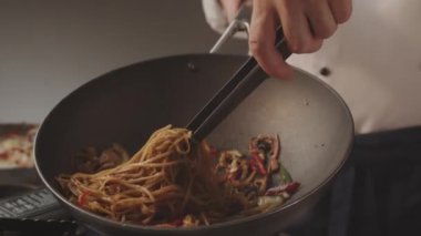 Mutfakta tavada tavuk pişirmek. Şef Lezzetli tavada bir et yemeği hazırlıyor. Sıcak tavada kızarmış et. Yakın çekim nefis et. Restoran ve Gastronomi konsepti ve lezzetli yemekler..