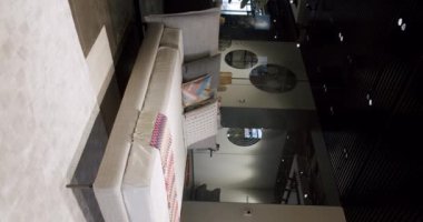 Zarif iç tasarım. Minimalist yatak odası. Modern Hotel Yatak Odası İçi ve Yastıklı Yatak. Minimalist İskandinav tarzı iç mekan. Kral yatağı olan şık bir yatak odası. Vercial video