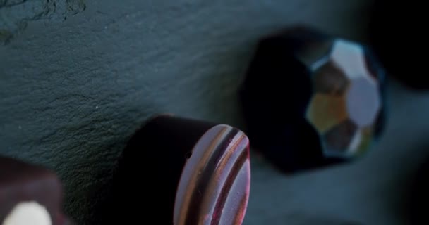 Close Hausgemachte Schokoladenstücke Rotieren Auf Schwarzem Steinteller Sweet Dark Chocolate — Stockvideo