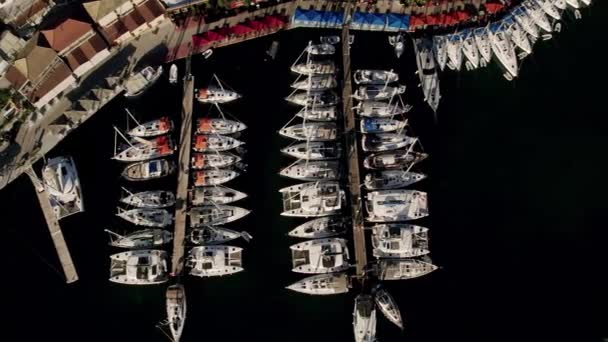 Στάθμευση Λευκό Γιοτ Πλοίο Πολυτελές Ταξίδι Θέα Από Ψηλά Της — Αρχείο Βίντεο