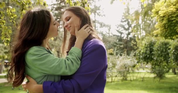 Lgbt Kadın Dışarıda Parkta Renkli Giysiler Içinde Konuşuyor Genç Bir — Stok video