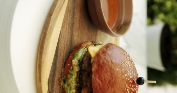 Burger Bœuf Juteux Avec Fromage Légumes Assiette Avec Sauce Tourne — Video