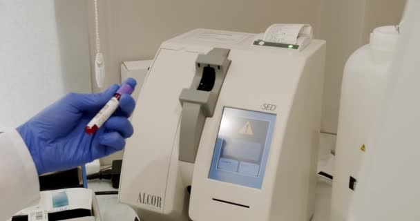 Машина Тестування Крові Перевіряє Зразки Лабораторній Кімнаті Автоматизована Машина Робочому — стокове відео