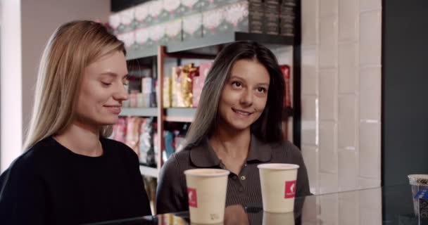 Beskär Oigenkännlig Barista Ger Papperskoppar Hämtmat Kaffe Till Glada Unga — Stockvideo