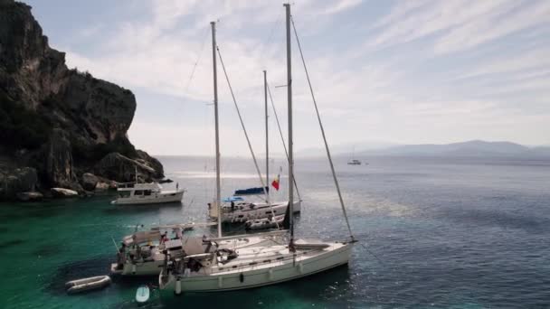 Vit Yacht Segelbåt Lyxkryssningsresa Ovanifrån Vit Båt Djupt Blått Vatten — Stockvideo