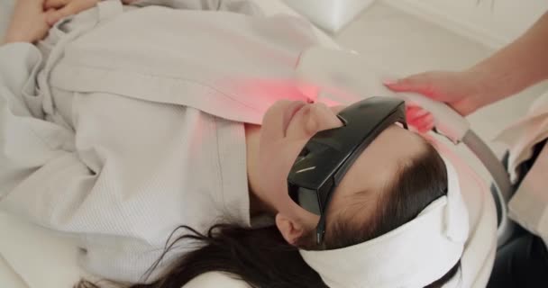 妇女在美容院接受液化石油气硬件按摩 美容美容师采用激光技术进行微囊微囊微囊微囊治疗年轻化手术 美容疗法 — 图库视频影像