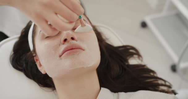 Cosmetólogo Esteticista Aplica Producto Cosmético Gel Pelado Máscara Con Espátula — Vídeo de stock