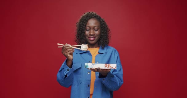 Mujer Afroamericana Mirando Cámara Sonriendo Preparándose Para Comer Sushi Con — Vídeo de stock