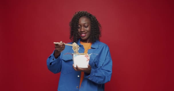 Afroamerykanka Patrzy Kamerę Uśmiecha Się Przygotowując Się Jedzenia Makaronu Owoców — Wideo stockowe
