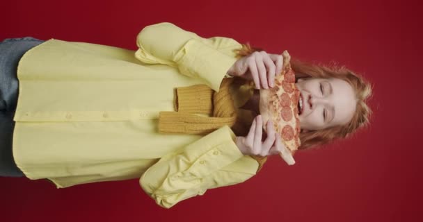 Вертикальне Відео Красивої Голодної Дівчини Жовтій Сорочці Їсть Піцу Пепероні — стокове відео