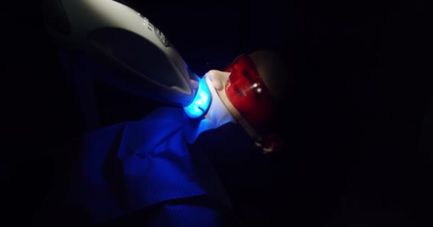 Modern Bir Klinikte Ultraviyole Işık Feneriyle Diş Beyazlatma Prosedürü Dişçi — Stok video