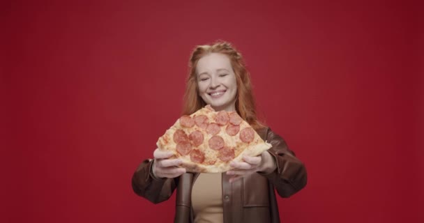 Piękna Głodna Dziewczyna Jedząca Pizzę Pepperoni Cieszy Się Uśmiecha Czerwonym — Wideo stockowe