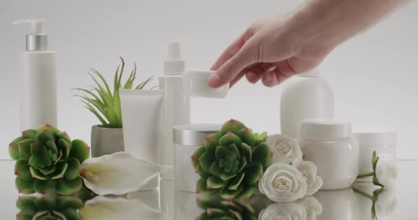 Biała Butelka Tuby Pięknymi Kwiatami Dla Kosmetyków Białym Tle Studio — Wideo stockowe