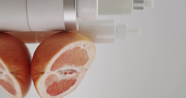 White Bottle Dan Tabung Dengan Citrus Grapefruit Buah Untuk Kosmetik — Stok Video