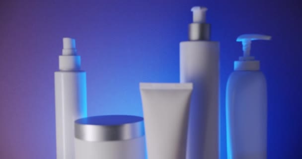 Biała Butelka Tuby Kosmetyków Niebieskim Tle Studio Zoom Aparatu Olejki — Wideo stockowe