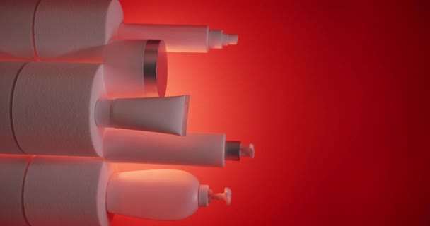 在工作室里 白色的瓶子和红色背景的化妆品管 灯光出现并照射在黑暗中的产品上 一组不同的化妆品瓶 故事的垂直录像 — 图库视频影像