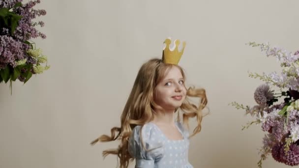 Niña Años Vestido Azul Claro Corona Oro Que Juega Feliz — Vídeos de Stock