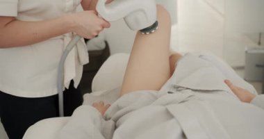 Anti-selülit makine kozmetolojisi. Sağlık ve zayıflama programı. Donanım figür düzeltmesi. Sağlık ve güzellik, güzel kadın güzellik salonunda anti selülit ve yağ terapisi alıyor..