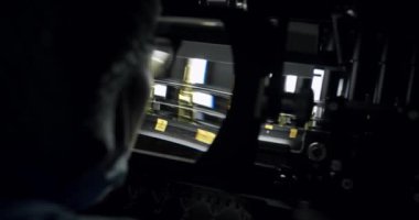 Kadınlar Sıvı ve Konteynır kusurlarındaki partiküller için Ampulleri Denetler. Aşı Üretimi. Tıp, sağlık hizmeti konsepti. Tıbbi analiz cihazını kapat. İlaç endüstrisi..