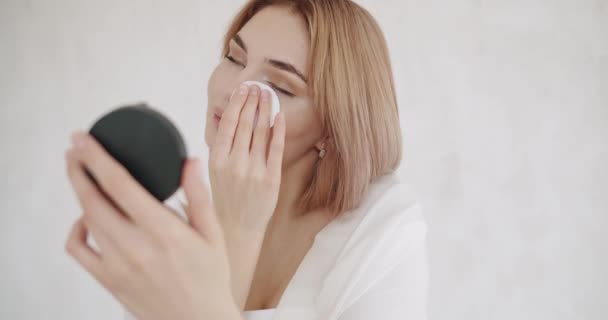 Young Brunette Woman Look Small Mirror Removing Makeup Her Face — Stock Video