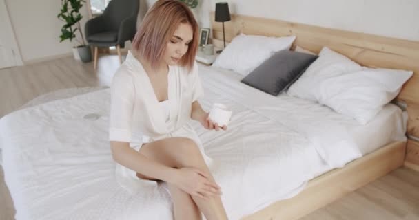 Vacker Kvinna Med Perfekt Kropp Applicerar Kräm Eller Kroppslotion Hennes — Stockvideo