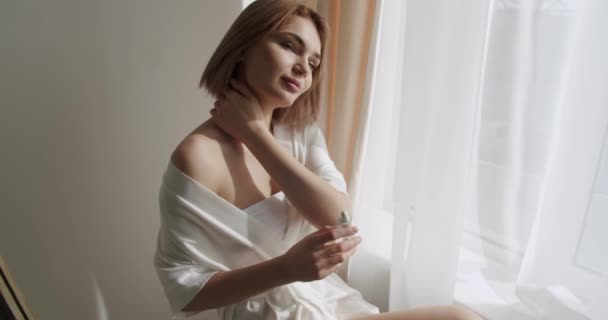Ung Smuk Kvinde Der Anvender Bodylotion Hudpleje Creme Skulderen Massage – Stock-video
