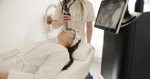 Medicina Estética Está Fazer Procedimento Mulher Recebendo Massagem Hardware Gpl — Vídeo de Stock