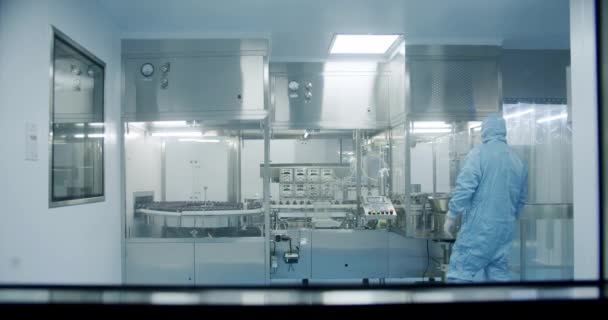 无菌制药实验室 科学家在那里的保护层 工厂清洁室 生物技术和半导体制造工艺 — 图库视频影像