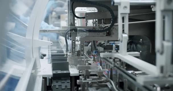 医療工場での製造ライン 自動生産ラインでパッケージ化された商品 医療工場組立ライン梱包医療機器 医薬品製造の生産ライン — ストック動画