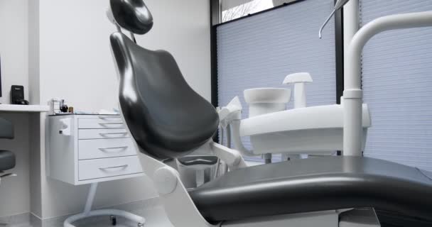 Οδοντιατρική Καρέκλα Και Άλλα Αξεσουάρ Εξοπλισμός Οδοντιατρικής Κλινικής Μοντέρνο Δωμάτιο — Αρχείο Βίντεο