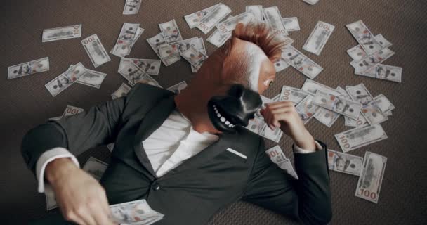 Забавный Человек Маске Лошади Костюме Наслаждается Своим Финансовым Успехом Считает — стоковое видео